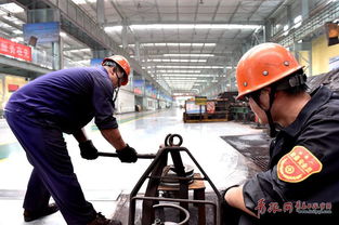 高溫下的鋼鐵工人 高溫磨練 淬鐵成鋼